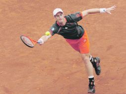 Andy Murray, cuarto en la clasificación mundial de la ATP, intenta responder a un servicio de Raonic.AP  /