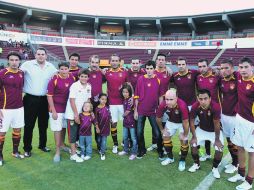 Antes del partido, jugadores, directivos y algunos familiares se tomaron la foto del recuerdo del último partido en el máximo circuito.  /
