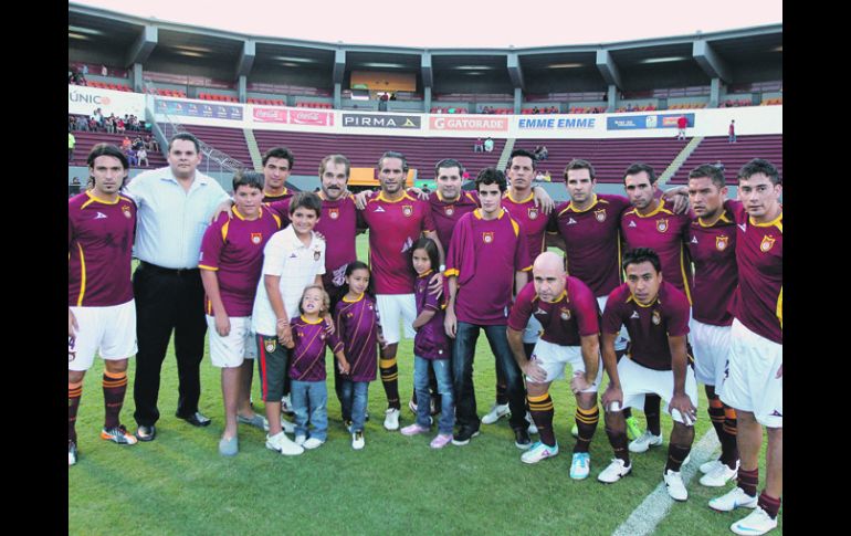 Antes del partido, jugadores, directivos y algunos familiares se tomaron la foto del recuerdo del último partido en el máximo circuito.  /