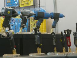 El hombre cambiaba los códigos de barras de costosos materiales que adquiría en las ferreteras Lowe's y Home Depot. ARCHIVO  /