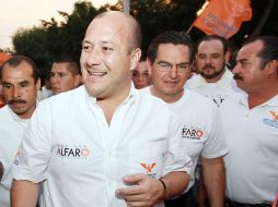 Alfaro Ramírez fue al puerto turístico para difundir su proyecto de gobierno. ARCHIVO  /