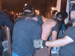 Policías desalojaron y aprehendieron a jóvenes de dos casas de estudiantes, en la ciudad de Morelia. NOTIMEX  /