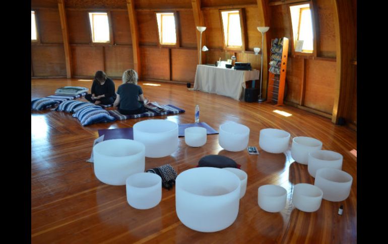 Algunas personas en una sesión al interior del Integratron, una edificación con techo en forma de domo. EFE  /