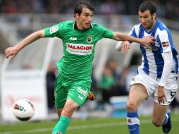 El delantero de la Real Sociedad Imanol Agirretxe (d) pugna por el balón con el defensa del Racing de Santander Francisco Pérez. EFE  /