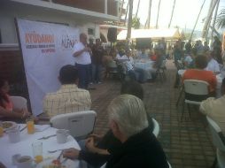 Alfaro se reúne con un grupo de empresarios de la localidad.  /