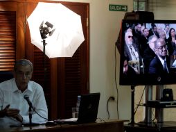 El economista Alberto Betancourt (I) habla acerca de las nuevas reformas económicas a exiliados en Washington. AP  /