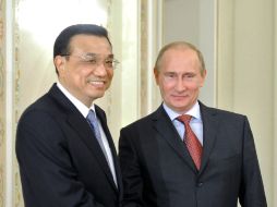 Vladimir Putin (D) conoce al Vice primer ministro chino Li Keqiang. REUTERS  /