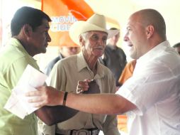 Enrique Alfaro saluda a un simpatizante durante su visita al municipio de Tomatlán.  /