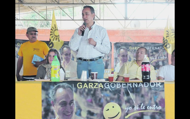 Fernando Garza expone su proyecto de gobierno durante un evento realizado ayer en el municipio de Cihuatlán.ESPECIAL  /