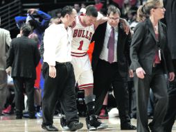 Rose (c) es ayudado a salir de la cancha para hacerse unos estudios que revelaron la rotura de ligamentos en la rodilla. REUTERS  /