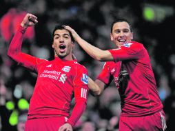 Luis Suárez (i) es felicitado por su compañero Stewart Downing, ayer en casa del Norwich. GETTY IMAGES SPORT  /