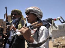 Milicianos de tribus que colaboran con el ejército yemení, realizan una inspección en la vivienda cerca de Saná. EFE  /