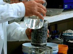 Para evitar que el agua se filtre a diversas partes del suelo, el concreto permeable debe colocarse sobre una matriz cementante. ID  /