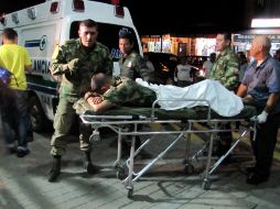 Personal médico trasladando a soldados heridos a Florencia, Colombia. EFE  /