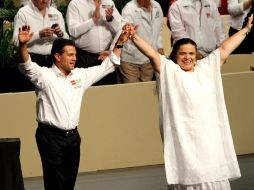 Enrique Peña Nieto con Beatriz Paredes (d), candidata de la coalición Compromiso por el DF, en el inicio de su campaña. EL UNIVERSAL  /