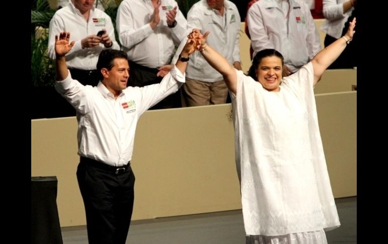 Enrique Peña Nieto con Beatriz Paredes (d), candidata de la coalición Compromiso por el DF, en el inicio de su campaña. EL UNIVERSAL  /