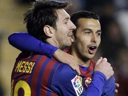 Messi y Pedro festejan uno de los goles en el partido ante el Rayo Vallecano. AP  /