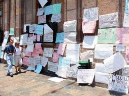 Estudiantes colocaron carteles en la fachada de Palacio de Gobierno en protesta por supuestas desapariciones. EL UNIVERSAL  /