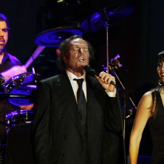 Julio Iglesias cautiva a más de dos mil seguidores en Paraguay