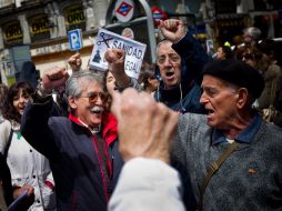 Miles de personas se manifestaron en España en rechazo a los recortes planeados por el gobierno en salud y educación. AP  /