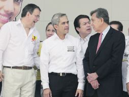 Miguel Ángel Mancera (centro) fue acompañado por Marcelo Ebrard y por Cuauhtémoc Cárdenas. EL UNIVERSAL  /