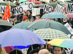 Miles de personas se pronuncian en Madrid contra los recortes ordenados por el Gobierno de Mariano Rajoy. AFP  /