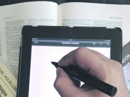 David Izazaga imparte un taller de crónica en la librería del Fondo de Cultura Económica.  /