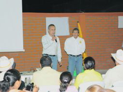 Con el respaldo de su familia e integrantes de su campaña, Fernando Garza presenta a Miguel Yerena.  /