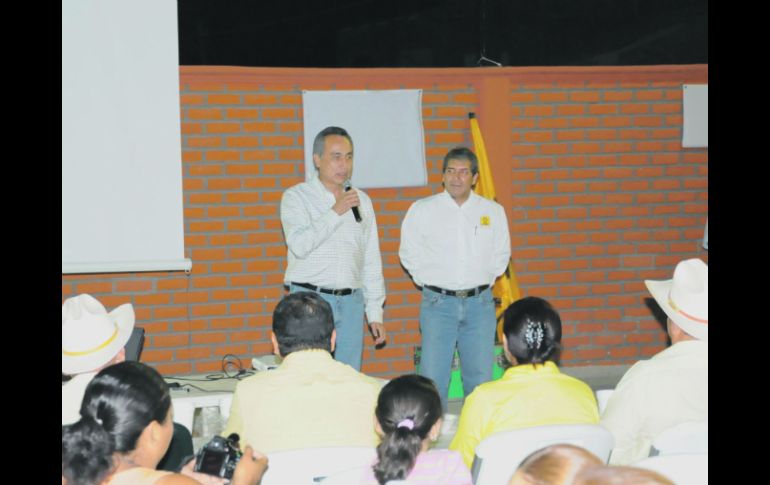 Con el respaldo de su familia e integrantes de su campaña, Fernando Garza presenta a Miguel Yerena.  /