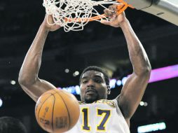 Andrew Bynum clava la pelota durante el partido. AFP  /