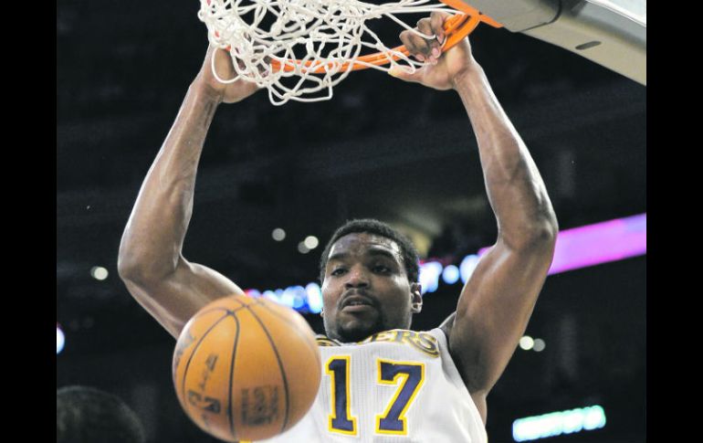Andrew Bynum clava la pelota durante el partido. AFP  /