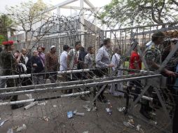 anifestantes egipcios bloquean el paso frente al Ministerio de Defensa. EFE  /
