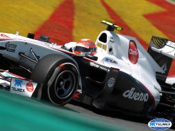 El emblema del club londinense se exhibirá en los automóviles de Sergio Pérez y de su compañero Kamui Kobayashi. EFE  /