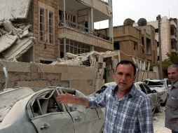 Varias personas junto a un edificio afectado por la explosión. EFE  /