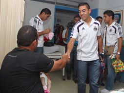 Los jugadores entregaron juguetes a los pequeños. En la imagen Marco Fabián.  /