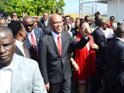 El presidente de Haití, Michel Martelly (c), a su llegada a Puerto Príncipe, tras dos semanas de convalecencia en Estados Unidos. EFE  /