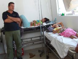 Un hombre acompaña a dos niñas que resultaron intoxicadas. EFE  /