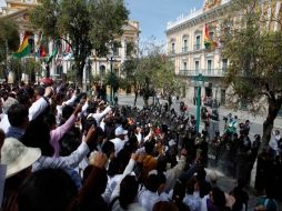 Médicos y trabajadores de la salud protestan afuera del Palacio de Gobierno, en La Paz. AP  /