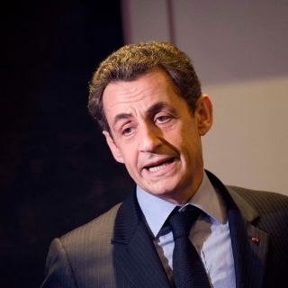 Sarkozy denuncia página web por involucrarlo con apoyo de Gadhafi