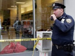 Policías de la ciudad de Nueva York cerraron tres sucursales bancarias que recibieron los paquetes. REUTERS  /