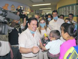 Aristóteles Sandoval visitó el pabellón de atención para niños con cáncer del Nuevo Hospital Civil.ESPECIAL  /