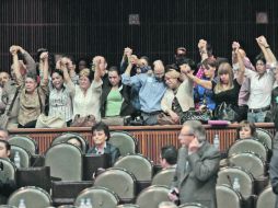 Familiares de víctimas de la violencia lloran previo a la votación. Tras el resultado corearon: “¡Sí se pudo!”. NTX  /