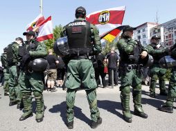 Elementos de la policía antimotines de Alemania vigilan las manifestaciones para prevenir disturbios. REUTERS  /
