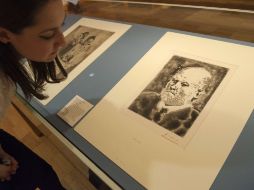 Una mujer observa un aguatinta de Picasso, representando a Ambroise Vollard. AFP  /