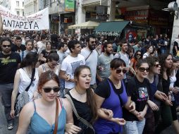 Griegos marchan durante una manifestación hacia el Parlamento griego convocada por sindicatos. EFE  /
