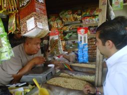 Durante su recorrido, Silva (der.) resaltó que pugnará de ampliar el tema del trabajo y lugares de recreación.  /