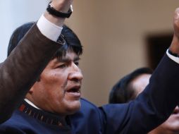 El mandatario boliviano aseguró que nacionalizaba esa empresa como justo homenaje a los trabajadores bolivianos.   AP  /