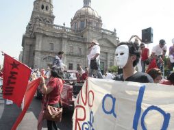 Los manifestantes siguen dispersos a lo ancho de la avenida 16 de Septiembre, y anuncian que tendrán un evento artístico.  /