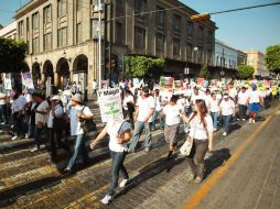Más de mil trabajadores y una veintena de sindicatos marcharon para exigir respeto a sus derechos laborales.  /