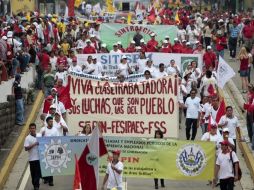 Cientos de salvadoreños recorren las principales calles de San Salvador, pidiendo mejoras laborales. EFE  /